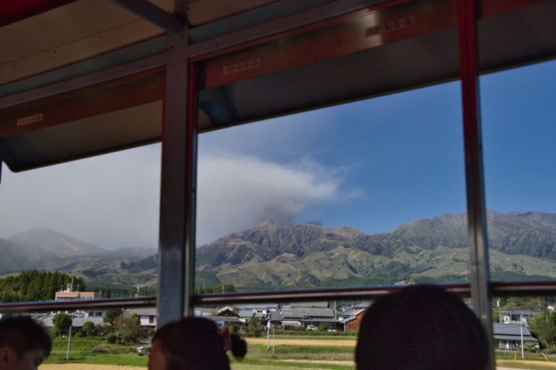 トロッコ列車の車窓から阿蘇の山々を臨む