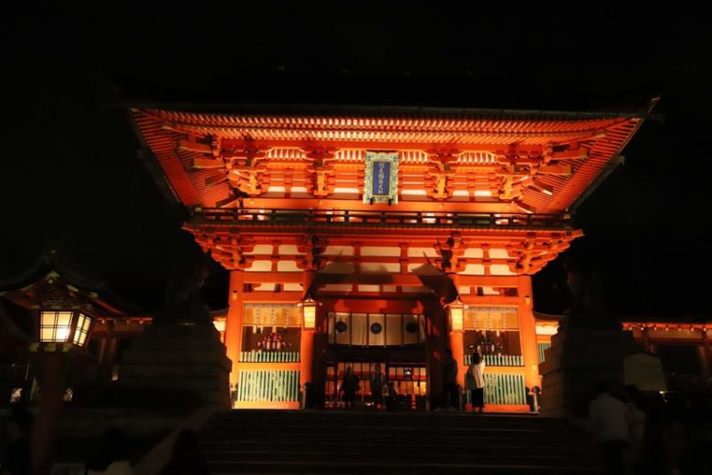  京都の 伏見稲荷大社 桜門
